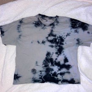 Gray and black tie-dye short sleeve shirt